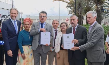 Parlamentares entregam relatório "da Maioria" da CPMI do Inss à PF