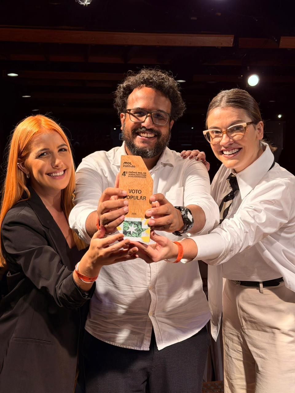 Parte da equipe premiada (à esq.): Nathália Lauxen, Thiago Félix e Elisa Veeck • Thiago Félix
