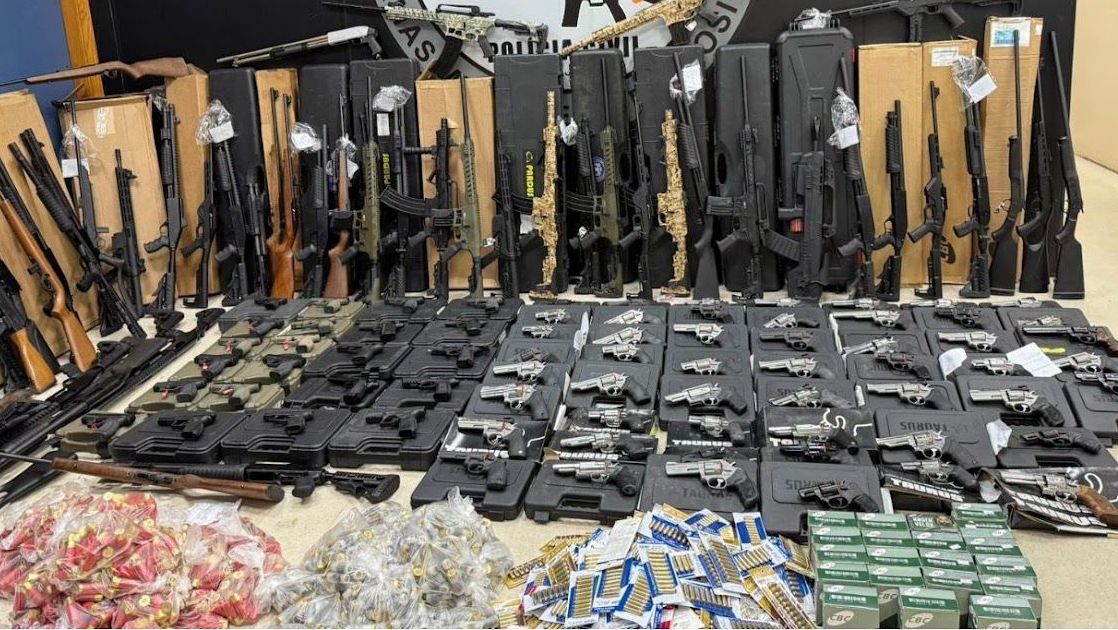 Polícia apreende arsenal com mais de 160 armas em São Gonçalo (RJ)