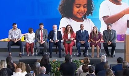 Imagem de destaque do post: Lula assina decreto do reembolso-creche e amplia benefícios a terceirizados