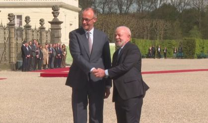 Imagem de destaque do post: Lula é recebido por Friedrich Merz para reunião em Hannover