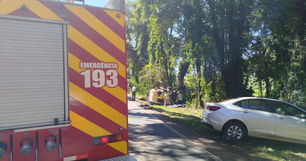Acidente envolvendo carro que transportava pacientes deixa quatro mortos