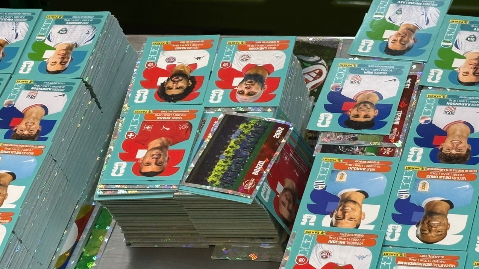 Produção de figurinhas do álbum da Copa do Mundo 2026 na fábrica da Panini, em Barueri (SP). Material é distribuído no Brasil e nos países da América Latina