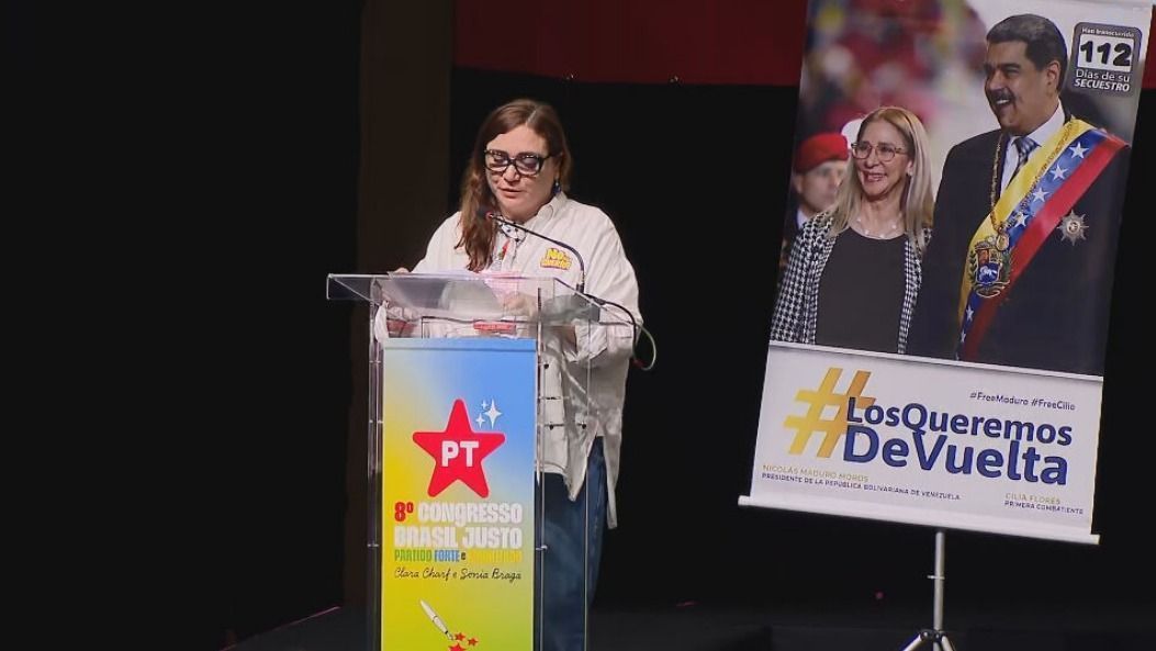 Misiaria Oliveira, secretária-adjunta de Relações Internacionais do PT, discursa em abertura do Congresso Nacional do PT ao lado de banner com imagem de Maduro