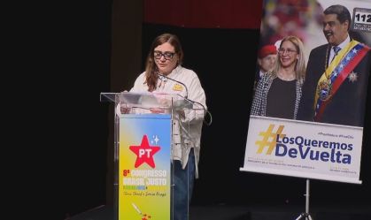 Misiaria Oliveira, secretária-adjunta de Relações Internacionais do PT, discursa em abertura do Congresso Nacional do PT ao lado de banner com imagem de Maduro