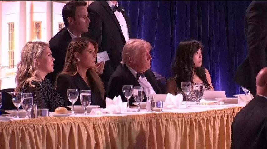 O presidente Donald Trump foi retirado às pressas do palco pelo Serviço Secreto dos Estados Unidos durante o Jantar dos Correspondentes da Casa Branca, em Washington, na noite deste sábado, segundo informações da CNN • Reuters