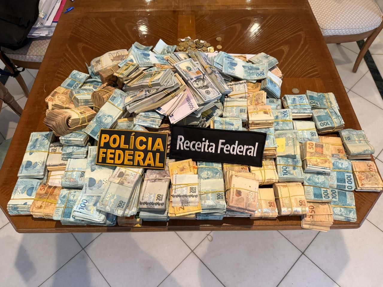 A Operação Mare Liberum apreendeu mais de R$ 2 milhões em espécie na residência de uma auditora da Receita Federal, na Barra da Tijuca, zona oeste do Rio de Janeiro