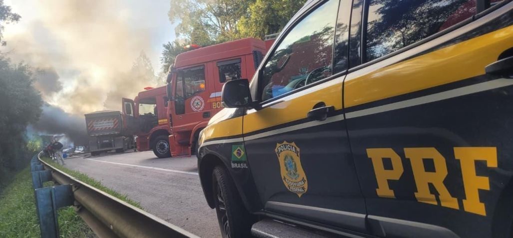 Acidente entre Canguçu e Pelotas. Colisão caminhão x caminhão • Corpo de Bombeiros