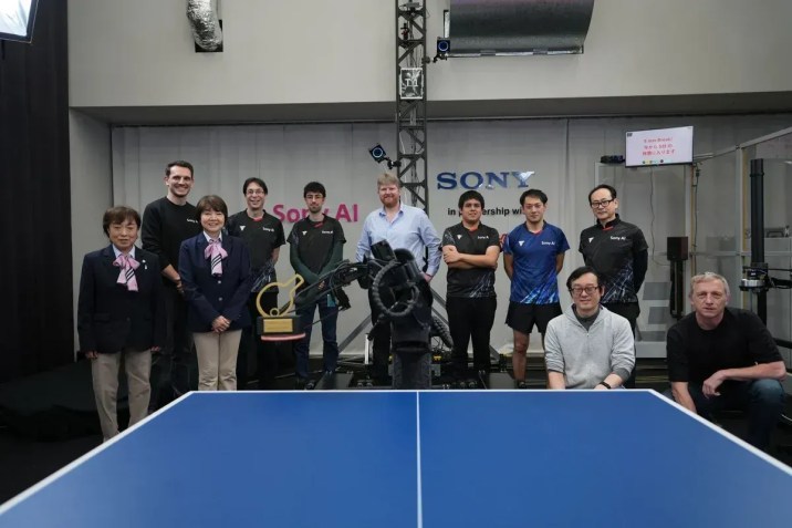 ada oponente recebe um prêmio de reconhecimento da equipe Ace do Projeto de IA da Sony para celebrar sua competição contra Ace • Sony AI