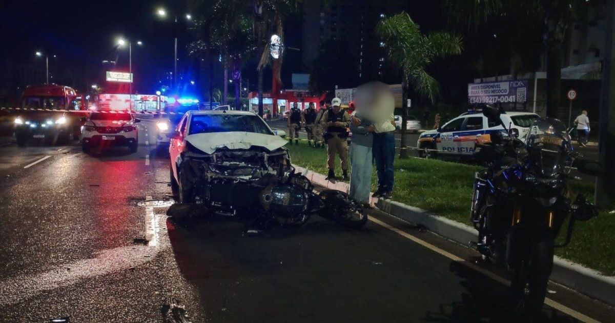 Motorista se distrai com celular e atropela policiais em Minas Gerais