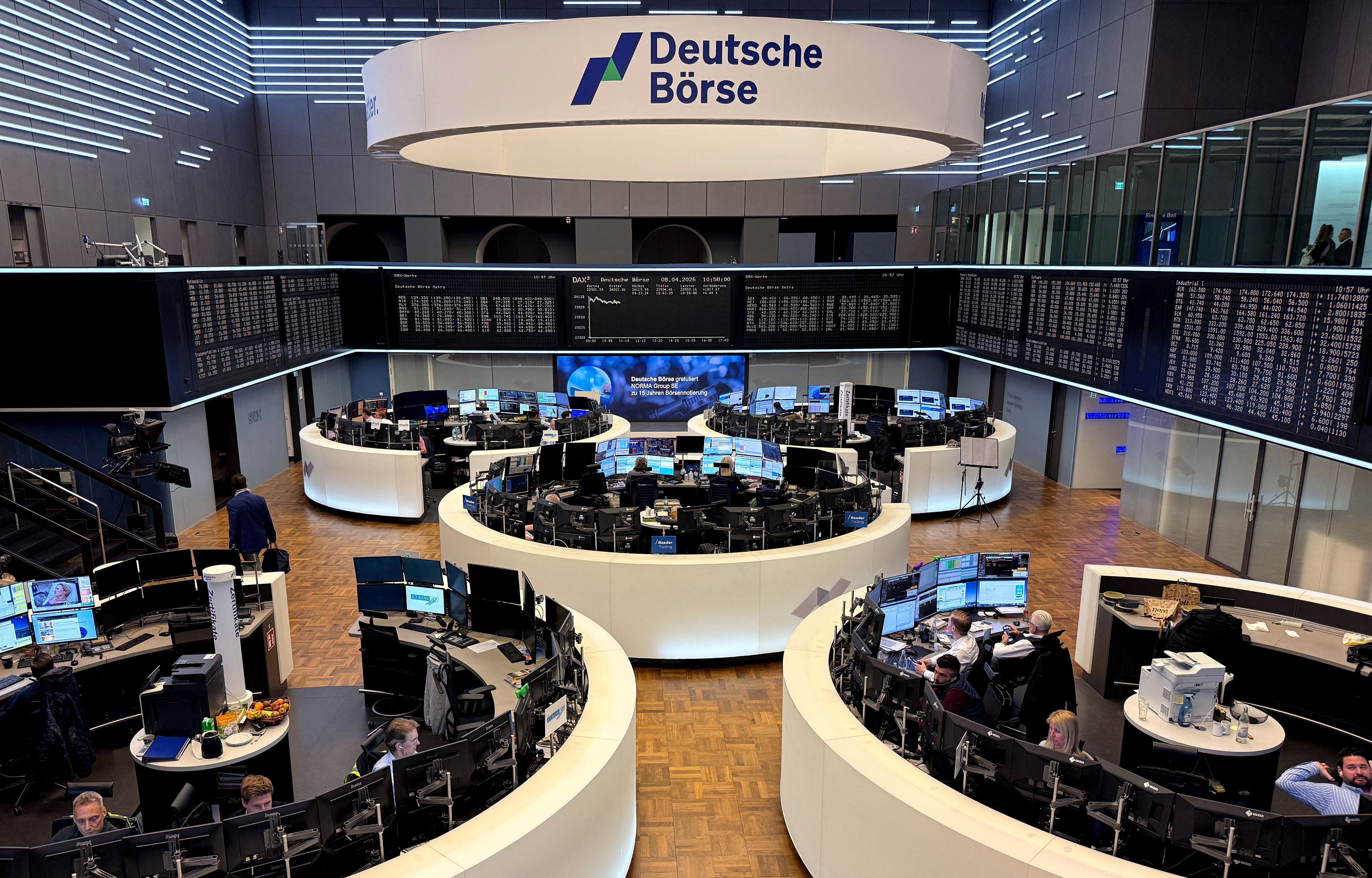 Gráfico do índice de preços de ações alemão DAX retratado na bolsa de valores em Frankfurt, na Alemanha, em 8 de abril de 2026