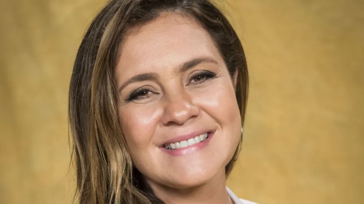 Adriana Esteves faz aparição rara com filho mais velho na praia; veja fotos