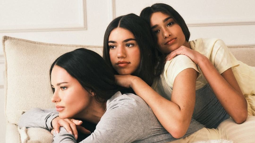 Adriana Lima e suas duas filhas posam para a campanha de Dia das Mães da Victoria's Secret
