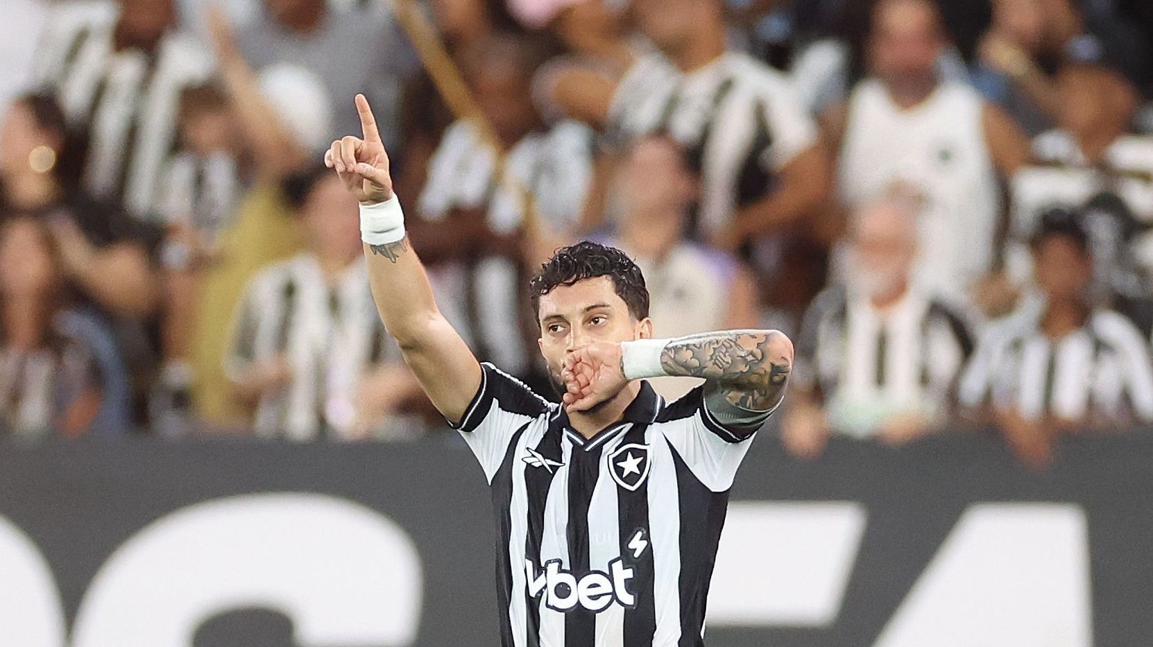 Alex Telles celebra seu gol na vitória do Botafogo sobre a Chapecoense pela Copa do Brasil