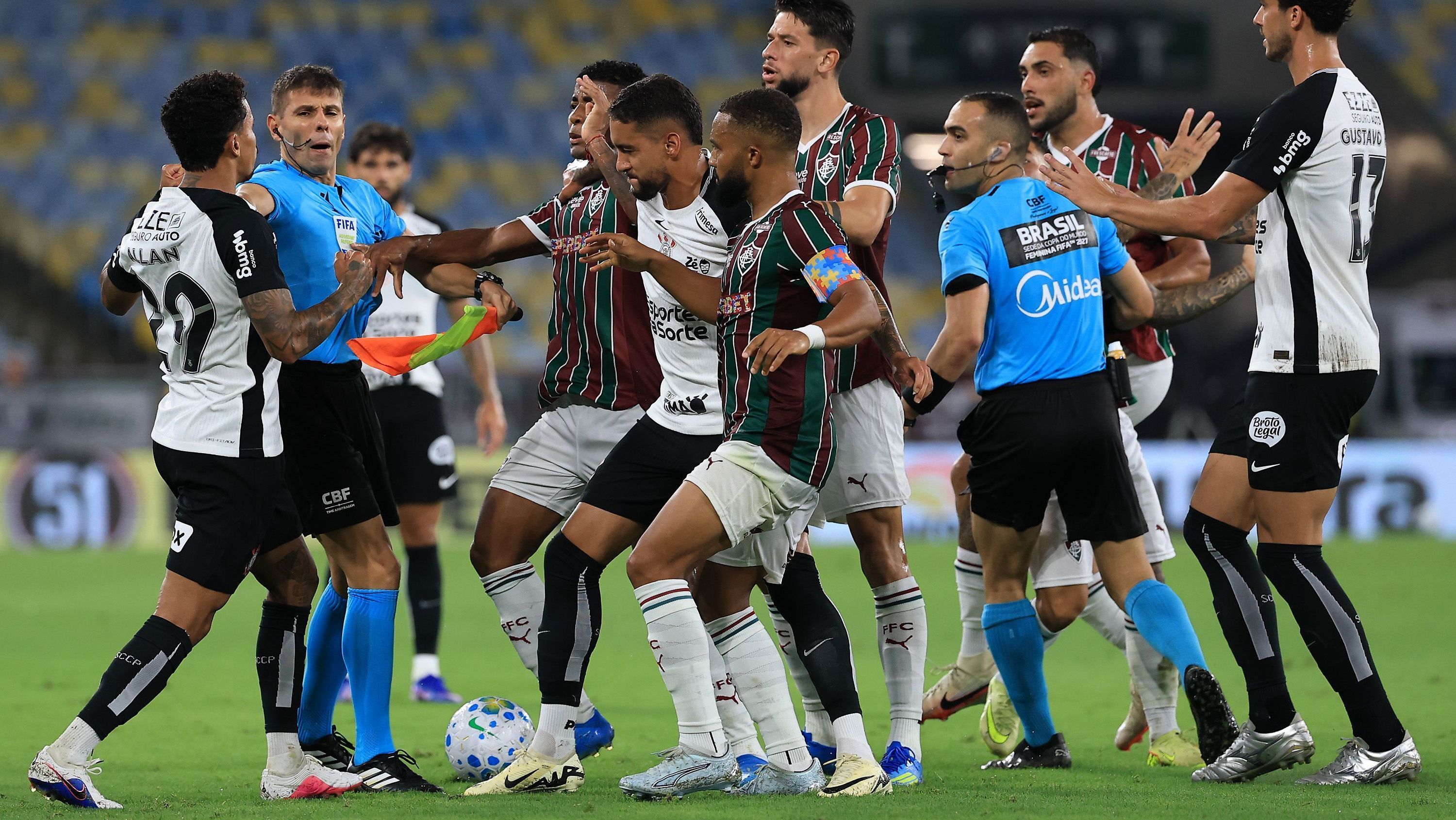 Allan, do Corinthians, discute com jogadores do Fluminense; volante foi expulso por fazer gesto obsceno