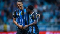 Grêmio aproveita expulsão, bate Confiança e sai na frente na Copa do Brasil