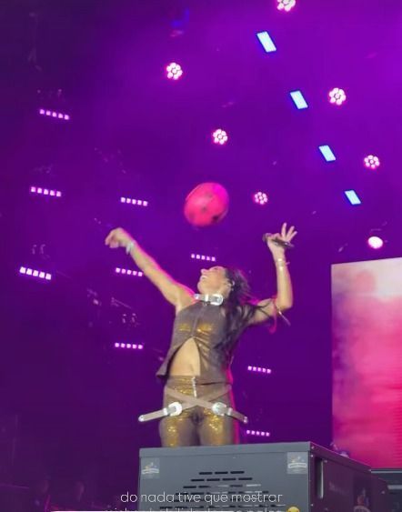 Ana Castela recebeu bola enquanto estava no palco • Instagram/Ana Castela