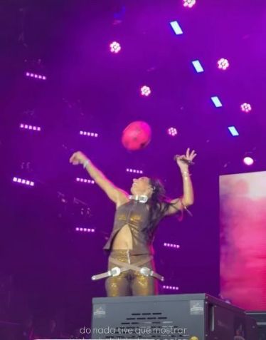 Ana Castela recebeu bola enquanto estava no palco • Instagram/Ana Castela