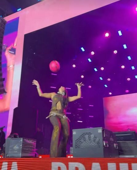 Cantora faz jogadinha com ombro • Instagram/Ana Castela