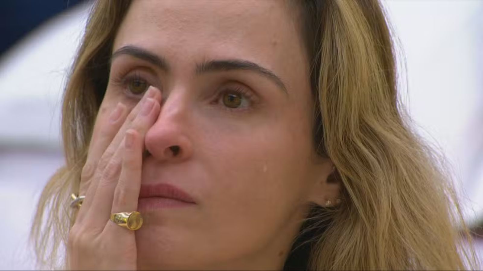 Ana Paula Renault chora ao falar sobre o pai