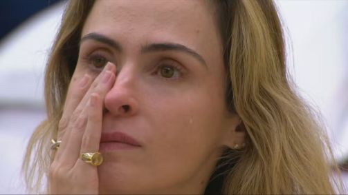 Ana Paula Renault chora ao falar sobre o pai