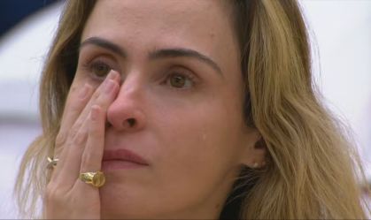 Ana Paula Renault chora ao falar sobre o pai