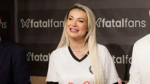 Andressa Urach com a camisa do Operário durante o anúncio oficial do novo patrocínio