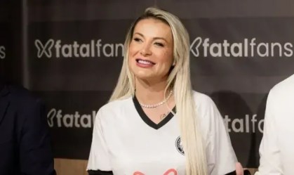 Andressa Urach com a camisa do Operário durante o anúncio oficial do novo patrocínio