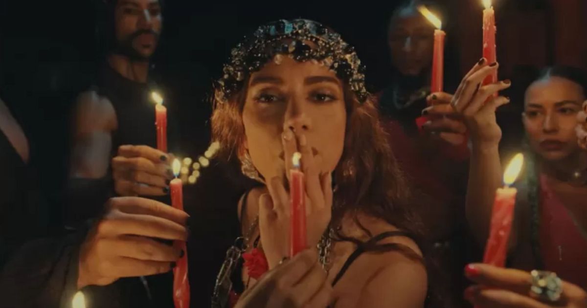 Anitta dá explicação aos fãs após aparecer fumando em clipe: “Pavor”