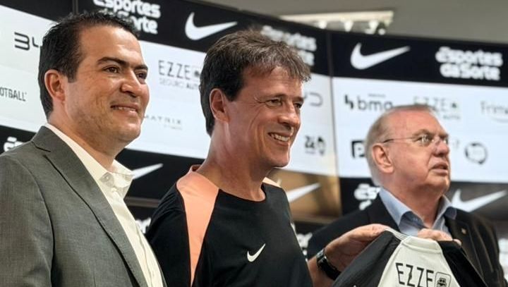 Marcelo Paz, Fernando Diniz e Osmar Stabile na coletiva de apresentação no Corinthians
