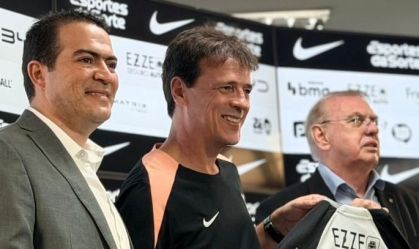 Marcelo Paz, Fernando Diniz e Osmar Stabile na coletiva de apresentação no Corinthians