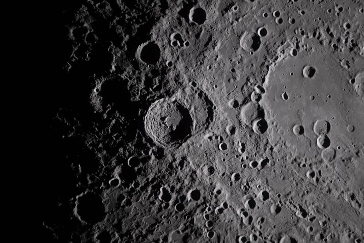 Uma vista aproximada, capturada pela tripulação da Artemis II, da cratera Vavilov, na borda da bacia Hertzsprung, mais antiga e maior • Nasa