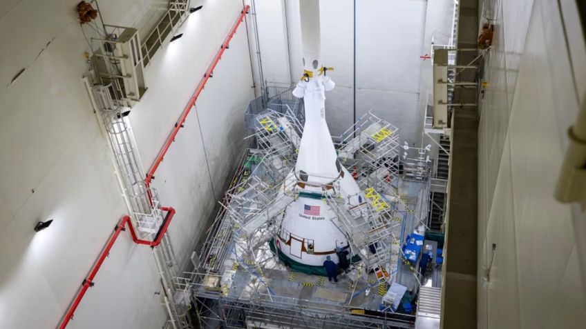 Em setembro de 2025, as equipes de Sistemas Terrestres de Exploração da NASA realizaram os ajustes finais no sistema de aborto de lançamento da espaçonave Orion no Centro Espacial Kennedy • Frank Michaux/NASA