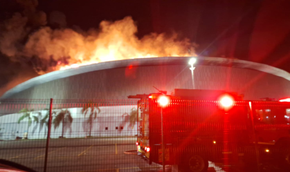Vídeos mostram a faixa de fogo que se formou ao longo do teto do Velódromo e a grande coluna fumaça acima