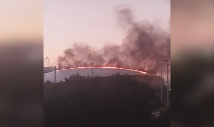 Vídeos mostram a faixa de fogo que se formou ao longo do teto do Velódromo e a grande coluna fumaça acima