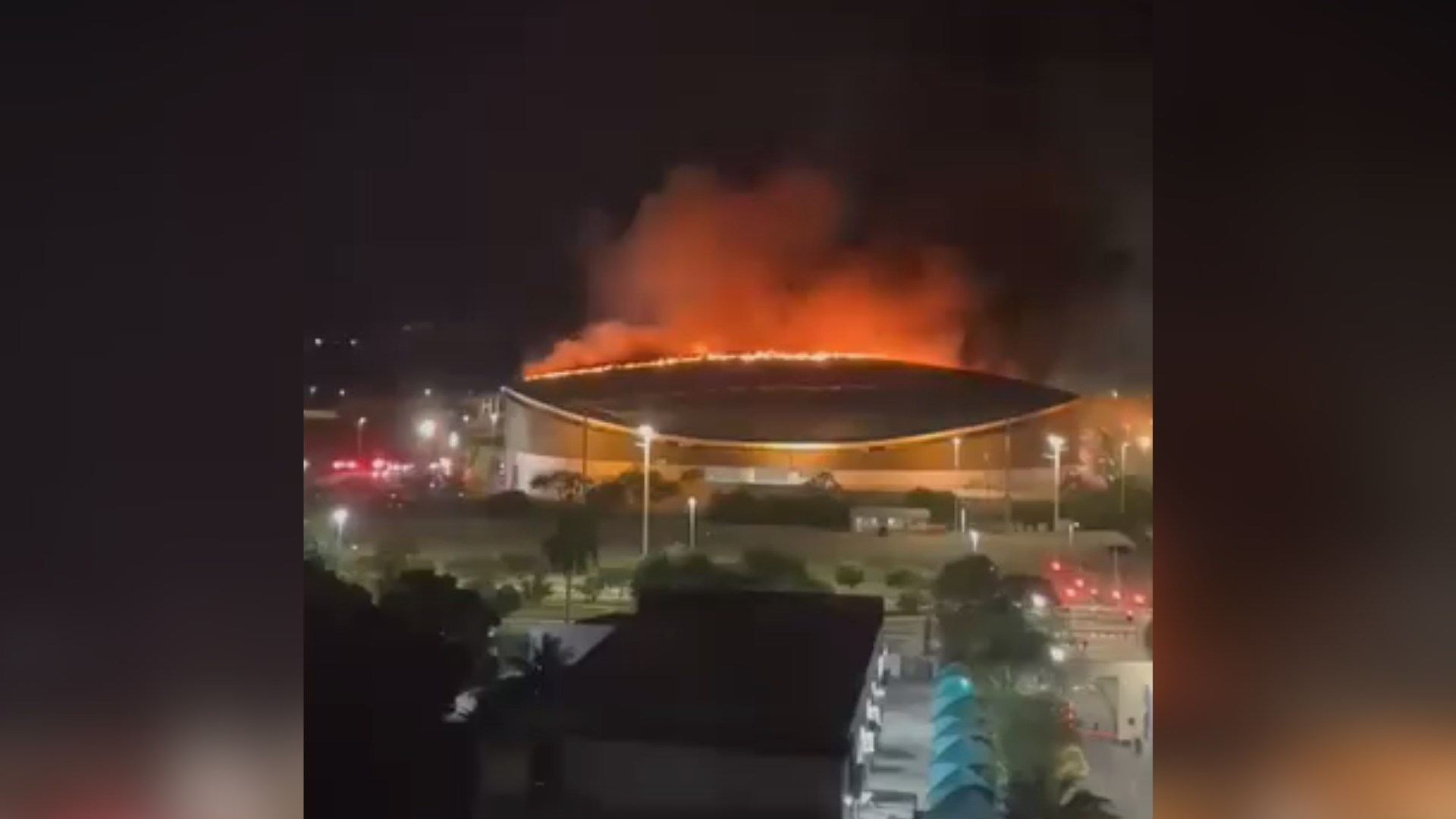 Vídeos mostram a faixa de fogo que se formou ao longo do teto do Velódromo e a grande coluna fumaça acima