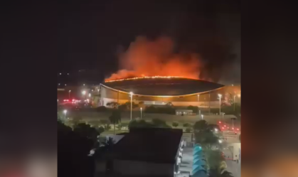 Vídeos mostram a faixa de fogo que se formou ao longo do teto do Velódromo e a grande coluna fumaça acima