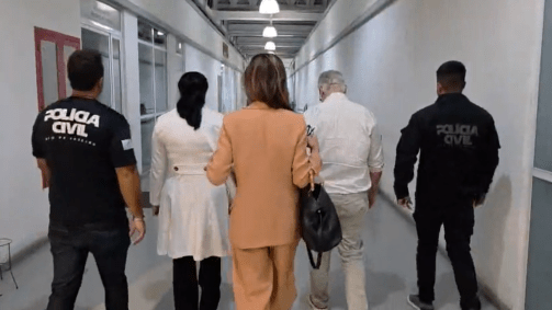 Segundo a Polícia Civil, os detidos são o médico e dono do local Marcello Vale e a farmacêutica Juliana Benedito, apontada como responsável técnica do estabelecimento