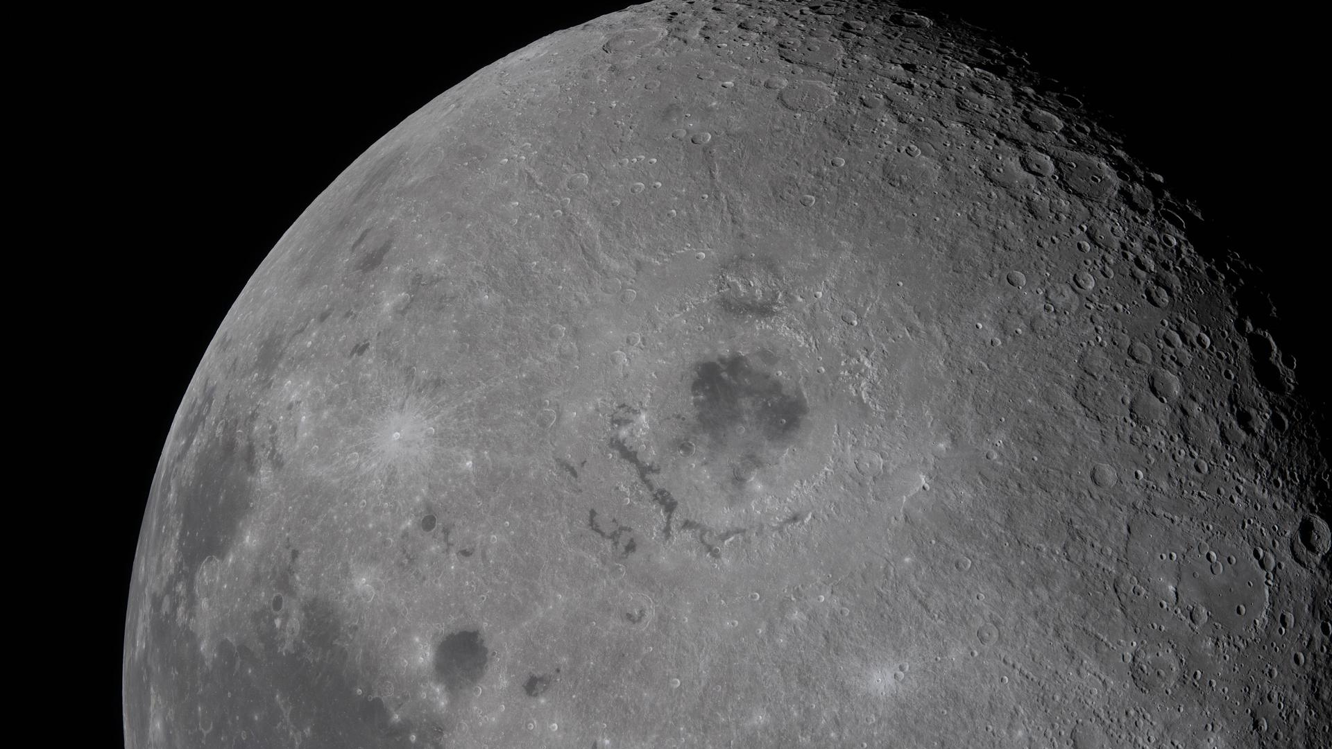 Imagem da Lua feita pela equipe da Artemis II • NASA
