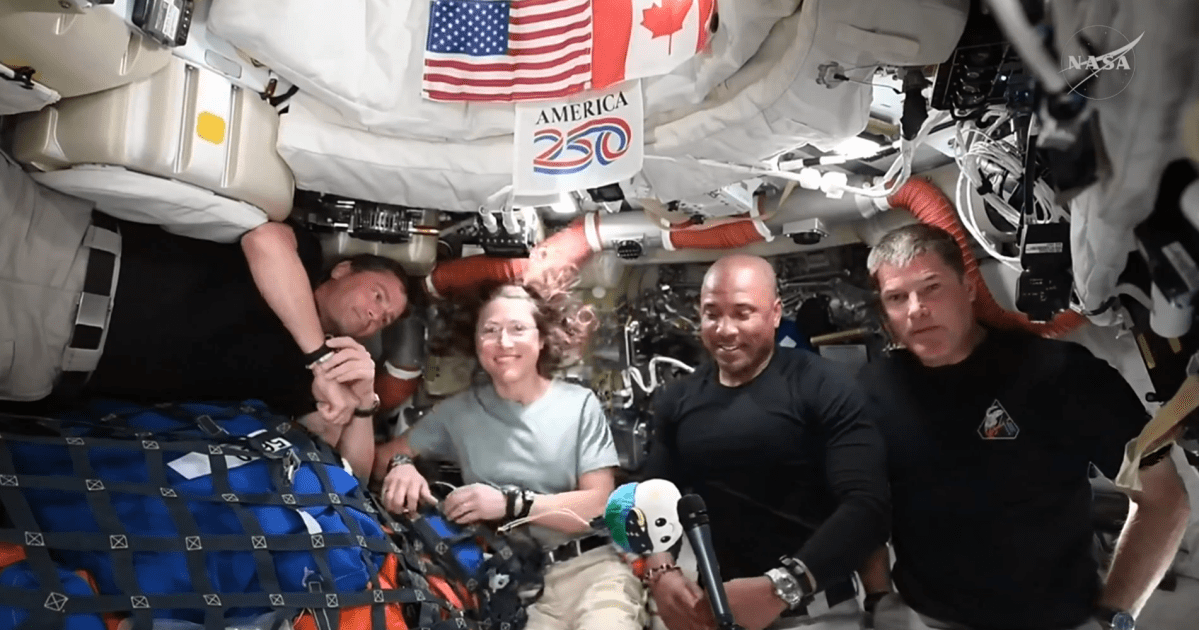 Após problema no banheiro, astronautas ganham papel higiênico por um ano