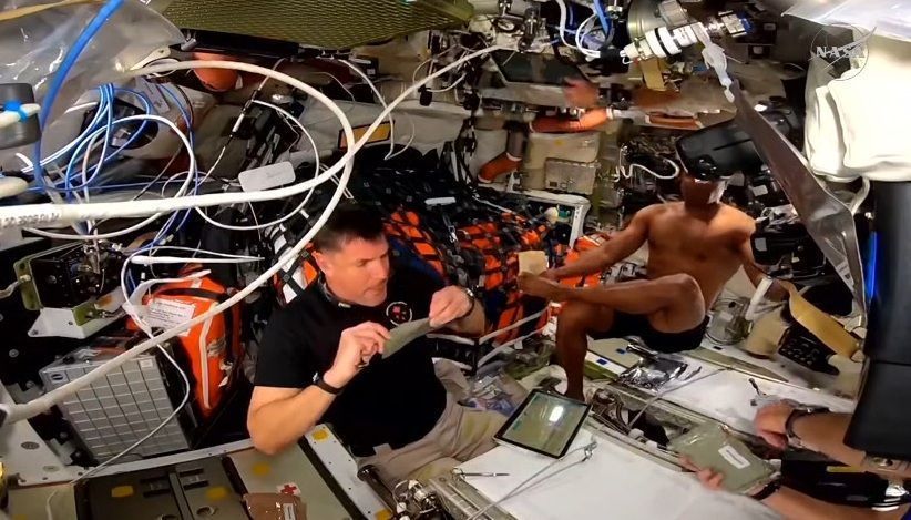 Astronauta Victor Glover utilizava uma toalha umedecida para fazer a higienização dos pés • Nasa