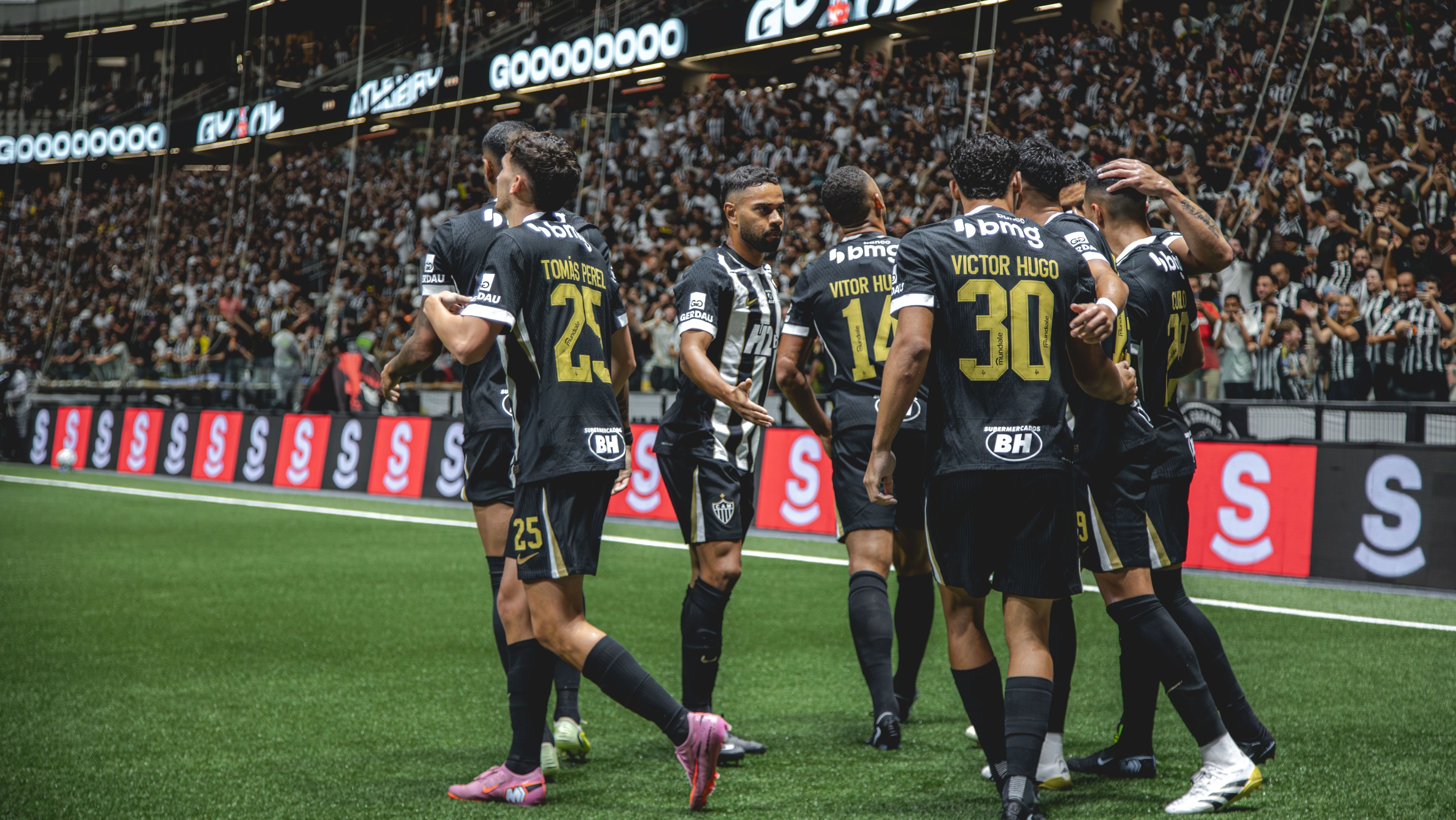 Jogadores do Atlético-MG comemoram gol de Victor Hugo sobre o Athletico-PR no Brasileirão