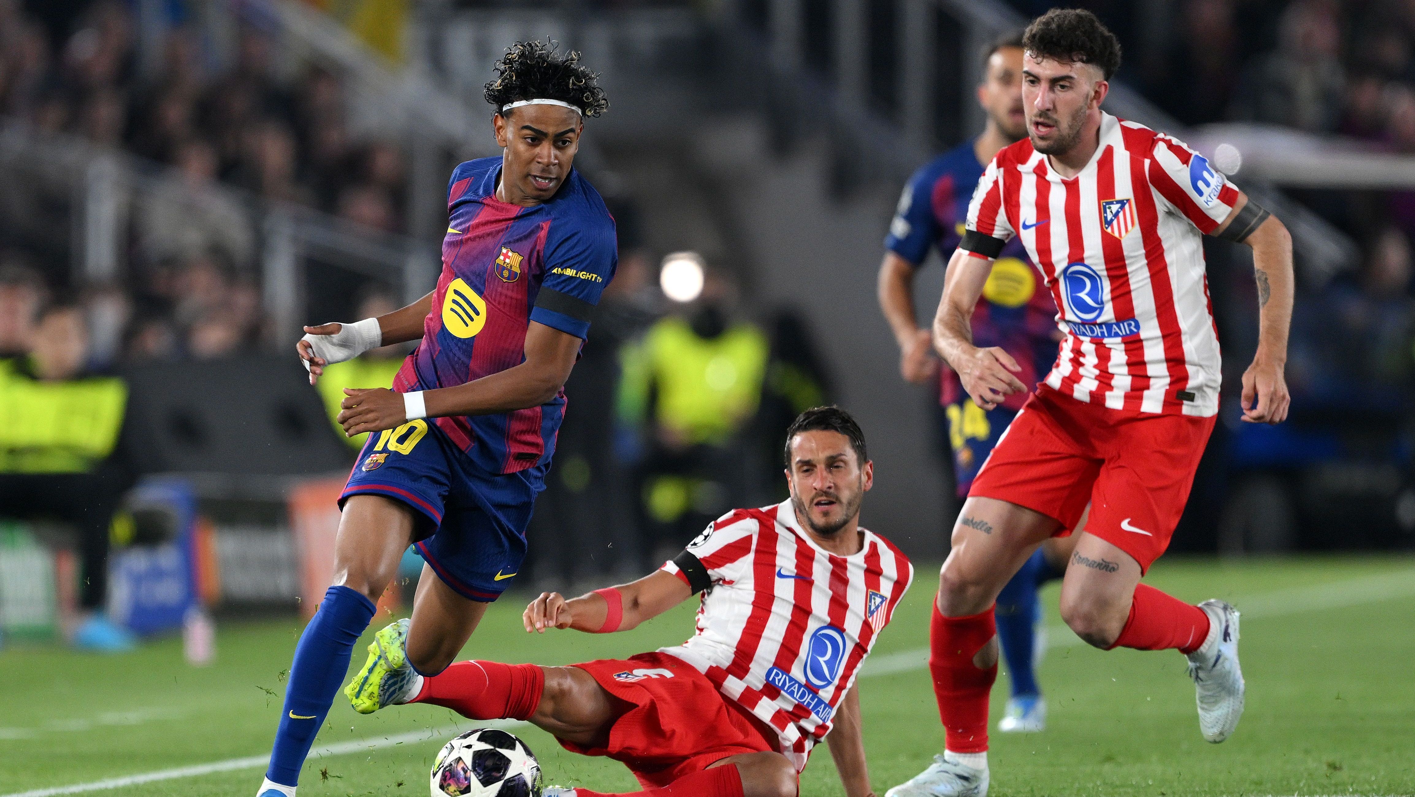 Lamine Yamal tenta superar marcação do Atlético de Madrid
