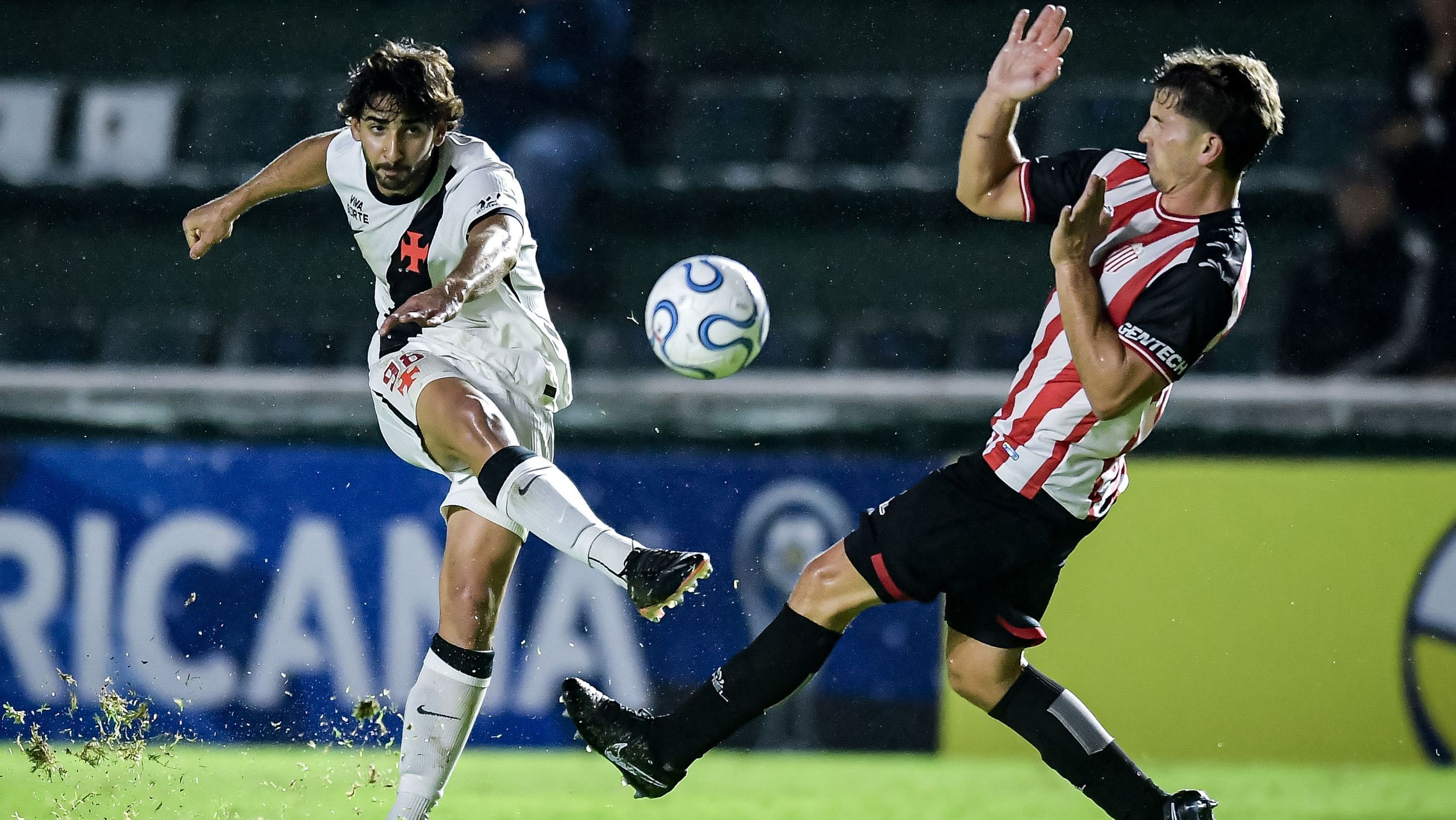 JP tenta chute em Barracas Central x Vasco pela Sul-Americana