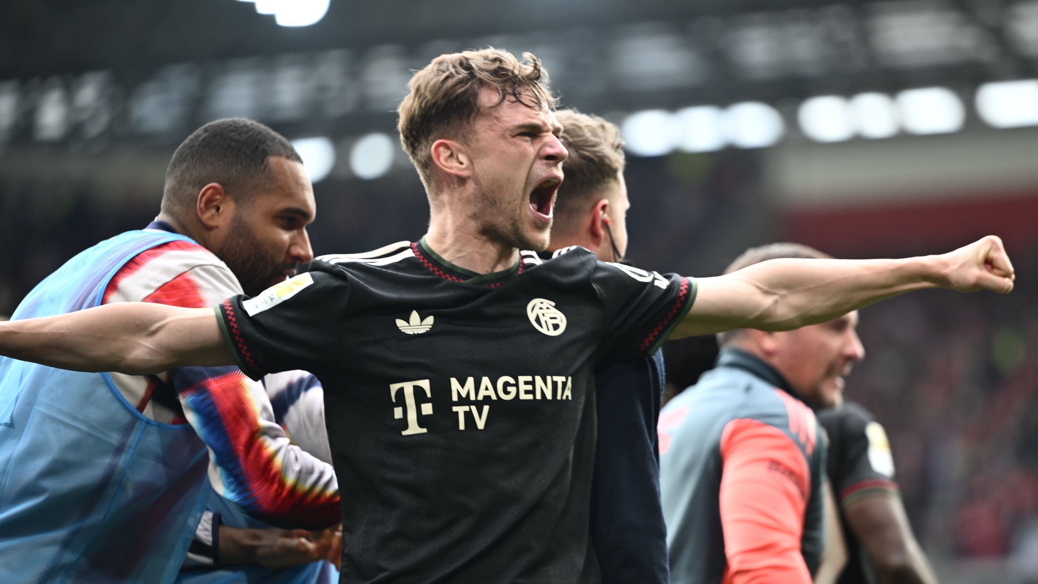 Kimmich comemora o gol da vitória do Bayern sobre o Freiburg