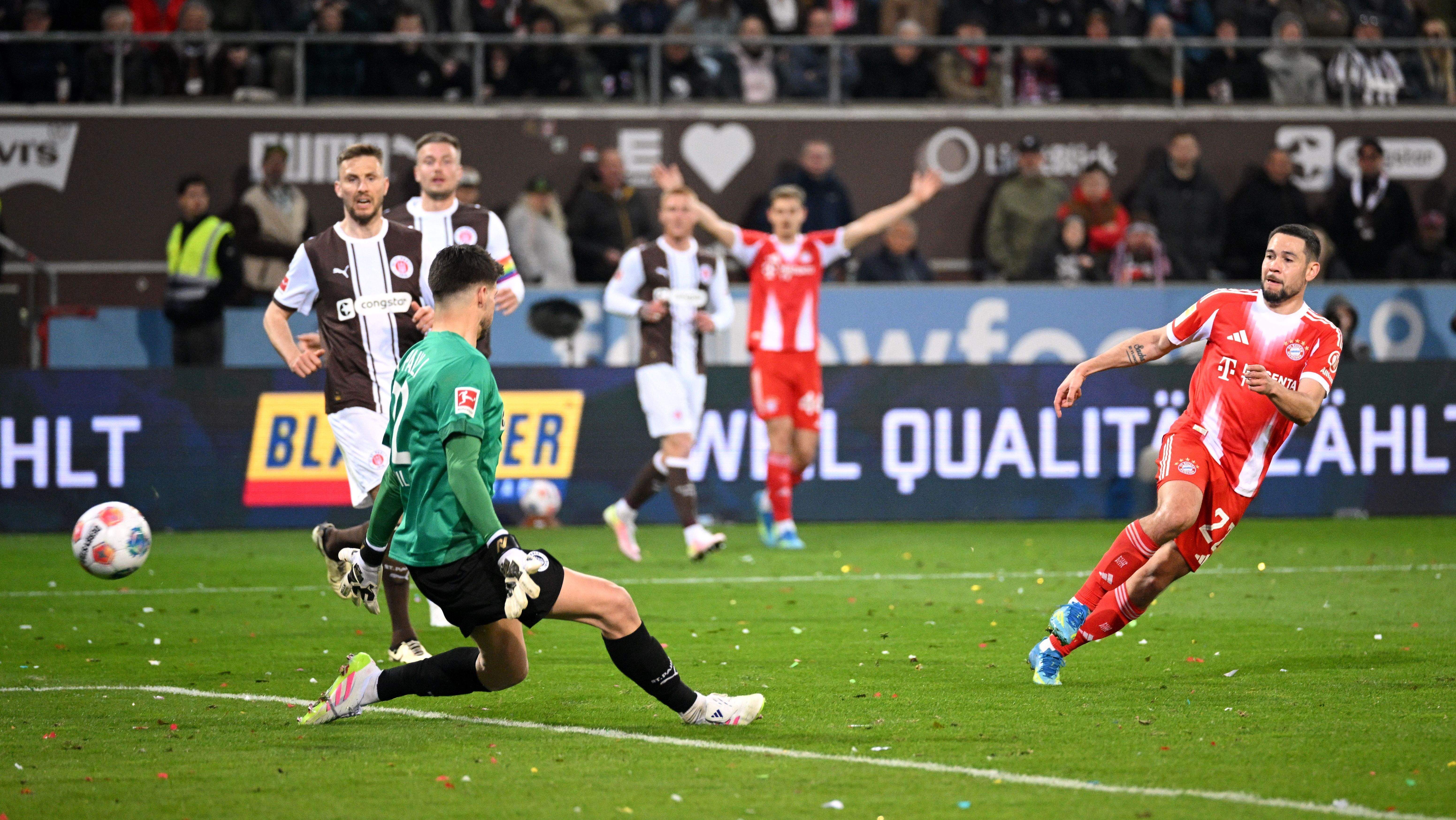 Raphael Guerreiro fez o quinto do Bayern na goleada contra o St. Pauli