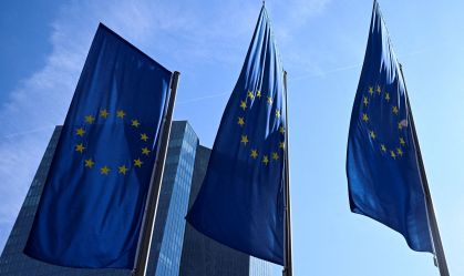 Bandeiras da União Europeia do lado de fora da sede do Banco Central Europeu em Frankfurt
