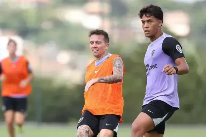 Ian ao lado de Bernard no treino do Atlético-MG