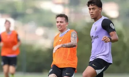 Ian ao lado de Bernard no treino do Atlético-MG