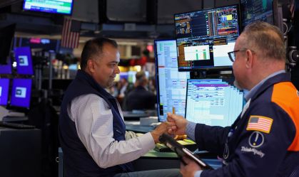 Operadores na bolsa de Nova York em 8 de abril de 2026